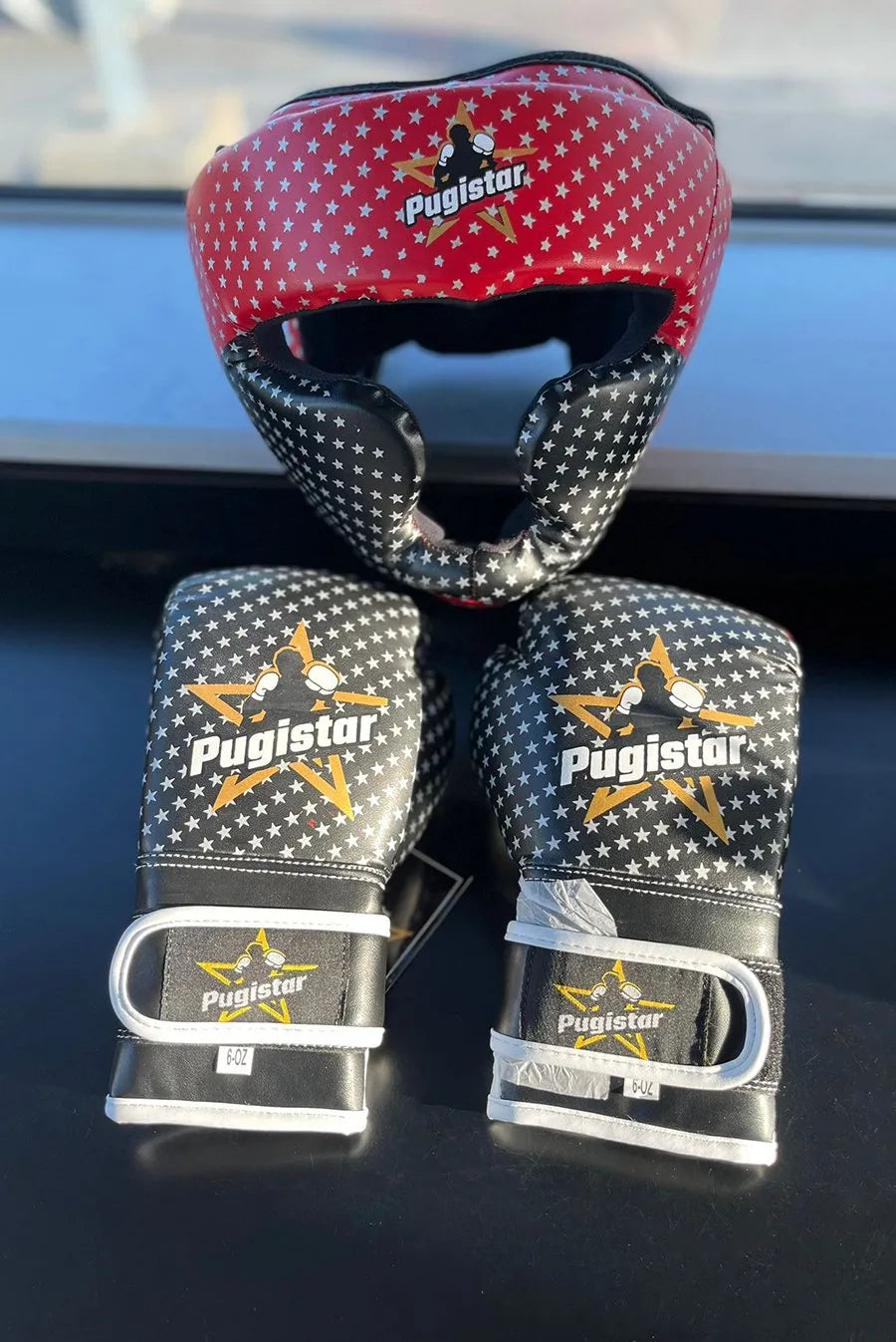 Ens. gants + casque enfant synthétiques rouge noir étoiles Pugistar