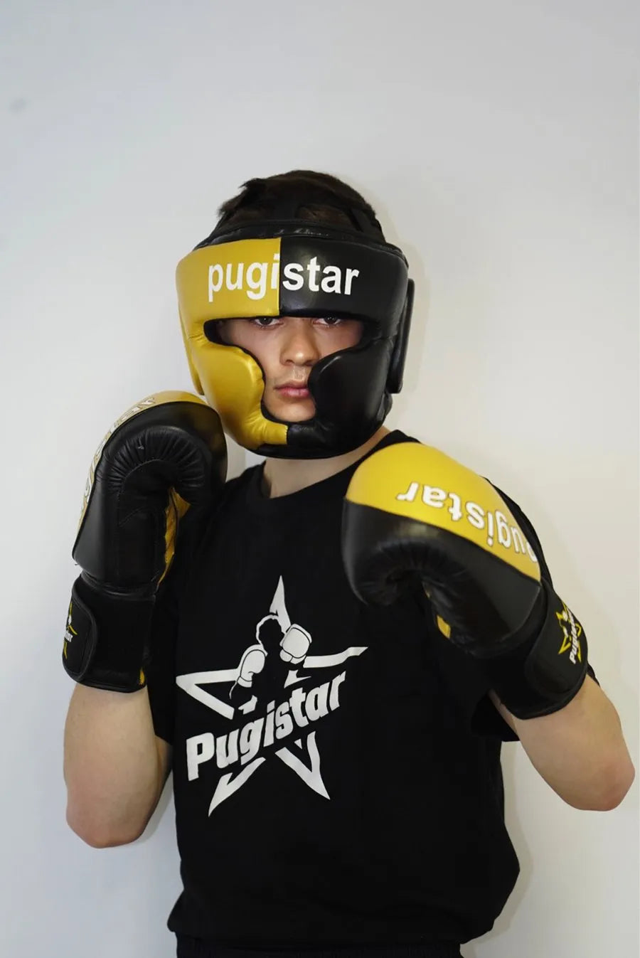 Ensemble : paire de gants cuir noir et Or + casque cuir noir et Or Pugistar