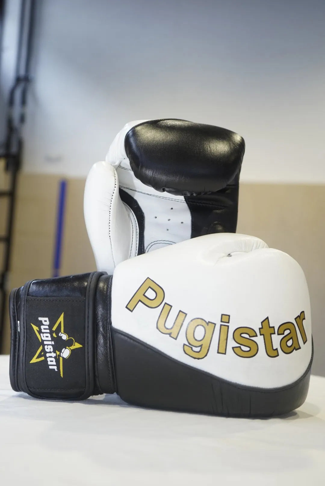 Paire de gants cuir blanc et noir Pugistar